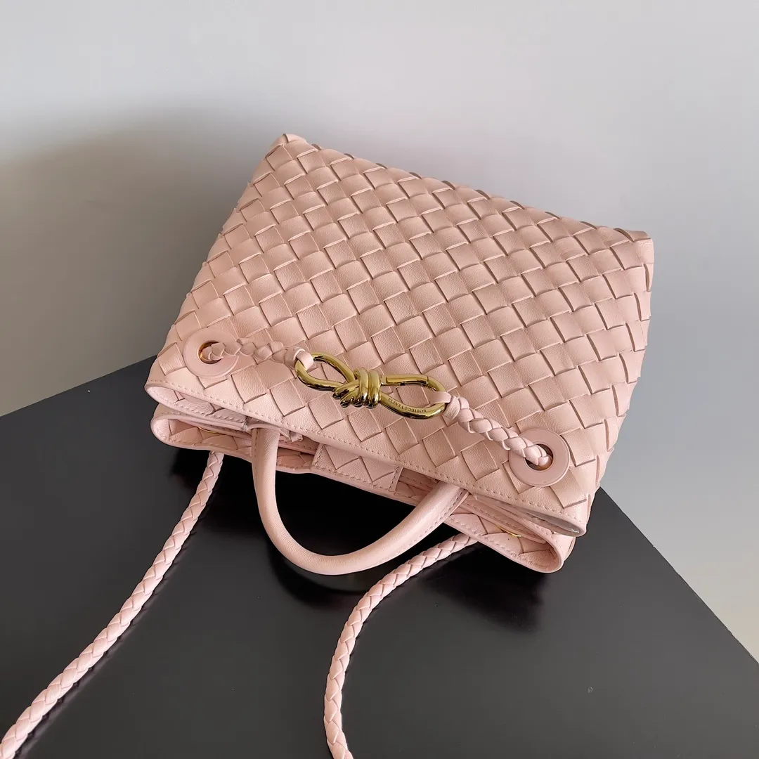 The 2023 new Andiamo batch of 1860 BV has been shipped‼ ️Really popular🔥The new Andiamo woven handbag launched by Bottega Veneta this season is really popular all over the world! ! Celebrities at home and abroad have worn it, and Oscar-winning actress Michelle Yeoh has taken it out on the street. Song Jia, Trai Yara, Yu Feihong, Sanji Ayaka, Rosie Hunting-Whiteley, Yoshioka Riho, etc. have all picked up this bag. It is classic and versatile, showing off its temperament, and the bag capacity is also large, which is very convenient for daily commuting! ! A variety of carrying methods, the shoulder straps can be adjusted by yourself, the original lambskin feels soft and delicate, and the unisex style breaks gender boundaries and brings a more practical and longer-lasting use experience. Andiamo, which has both elegant and casual styles, perfectly interprets the true appearance of "fashionable old money style". Style number: 743568 Size: 25*22*10.5cm
